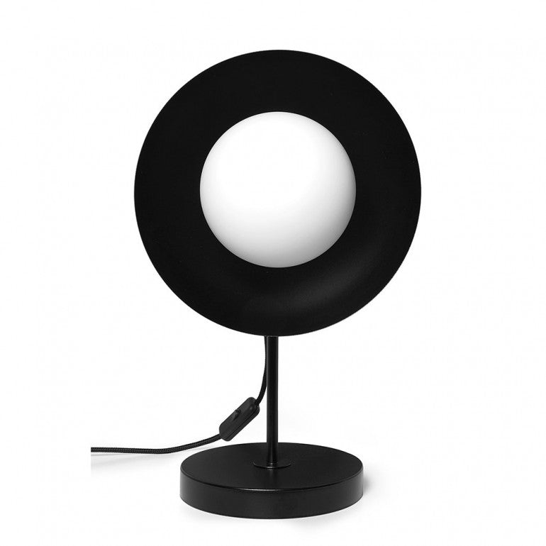Vue de face de la lampe noire, abat-jour rond et globe blanc central.