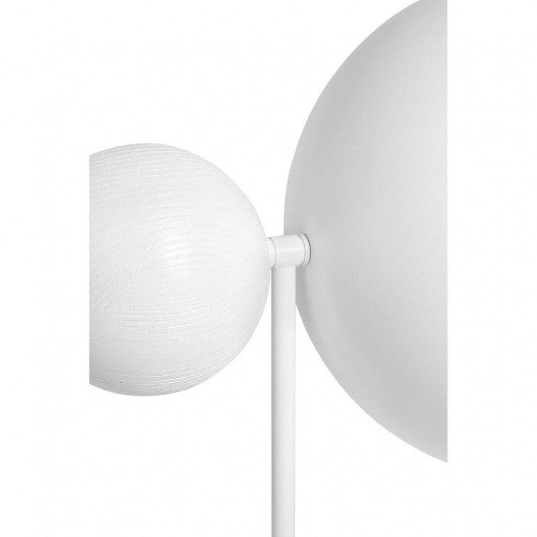 Détail rapproché du globe sphérique texturé et de l'abat-jour blanc.
