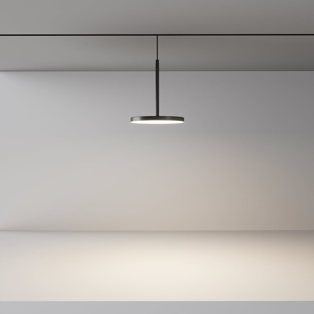 Mise en ambiance d'une pièce claire avec le spot suspendu au rail de plafond