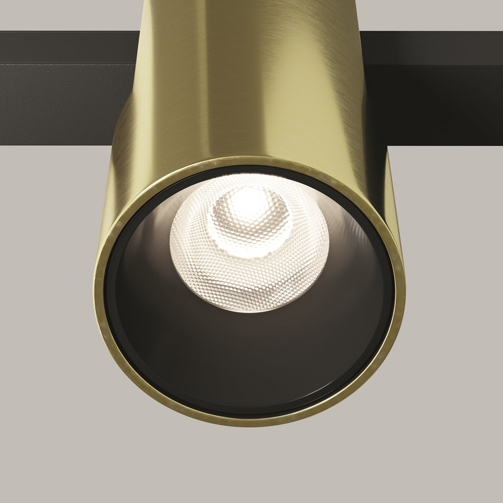 Autre gros plan du module LED allumé à l'intérieur du spot doré.