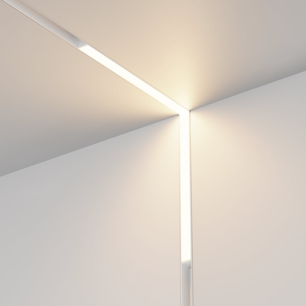 Mise en ambiance du luminaire linéaire éclairant le mur blanc près du plafond