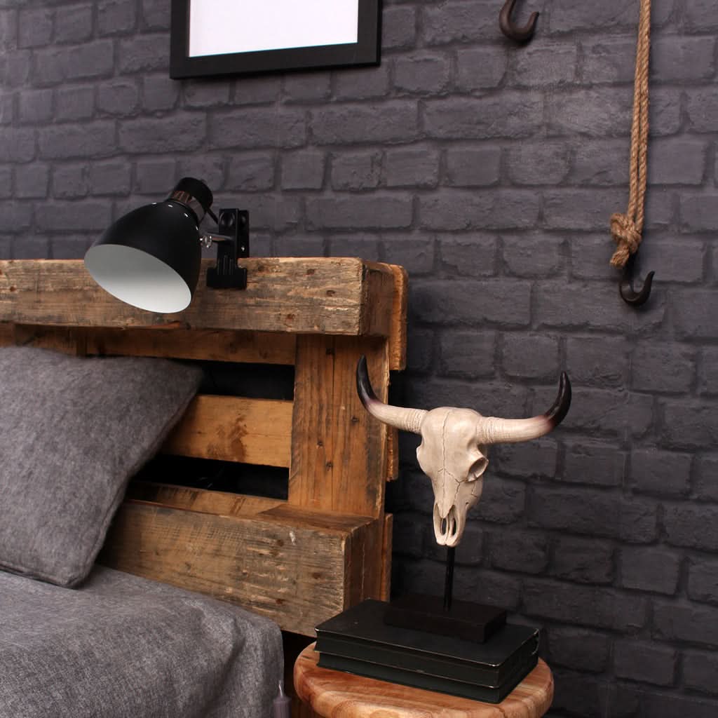 Mise en ambiance sur tête de lit en palettes, lampe pincée éclairant la chambre