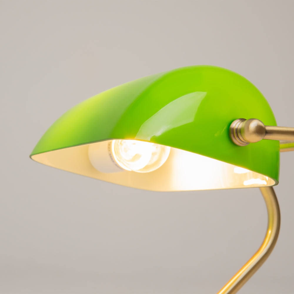 Gros plan sur l'abat-jour vert brillant et l'ampoule allumée à l'intérieur