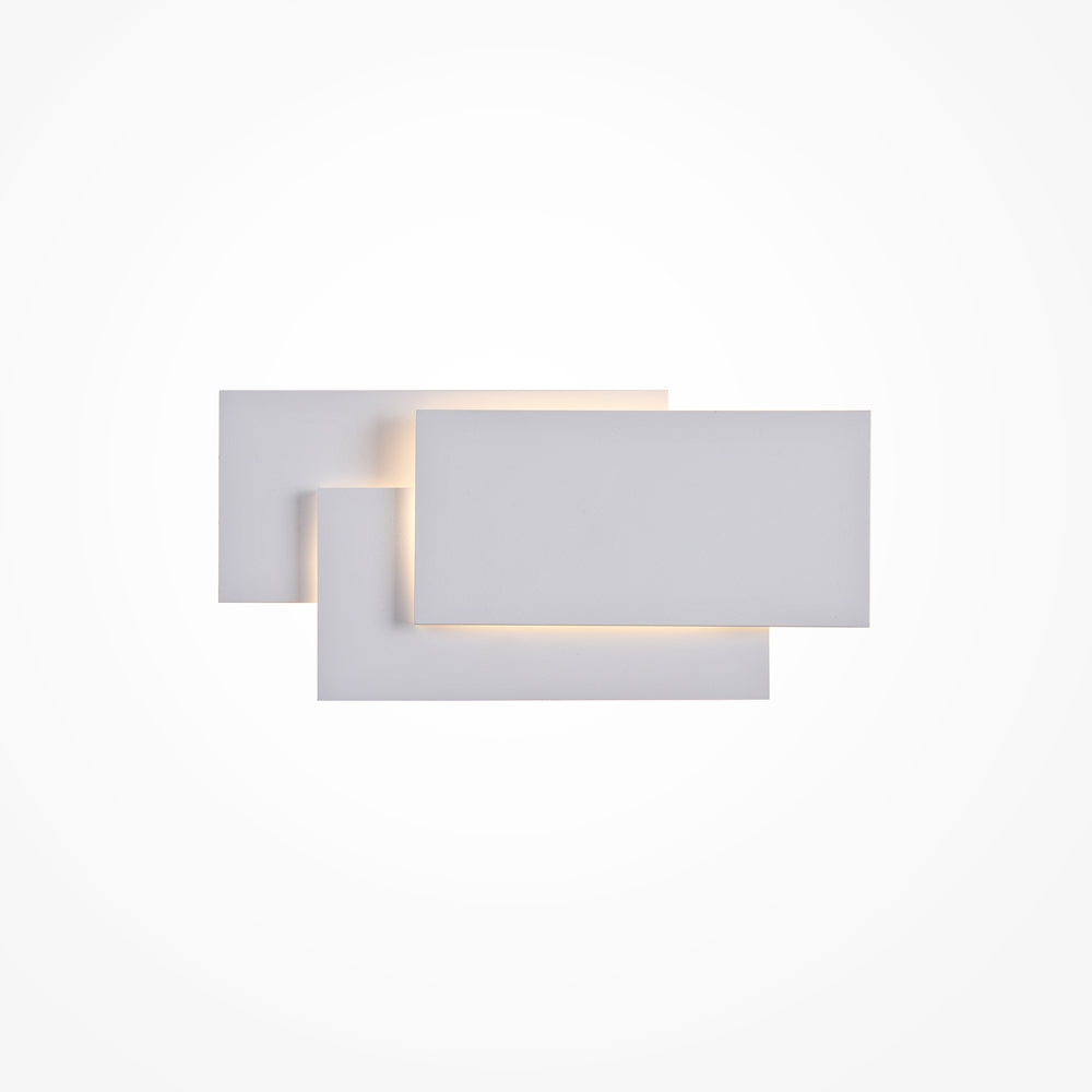 Deux panneaux rectangulaires gris superposés laissant filtrer une lumière douce