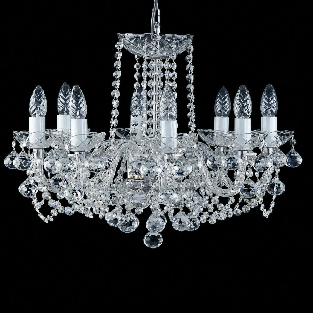 Même lustre en cristal éteint, vue de face sur fond noir uni.