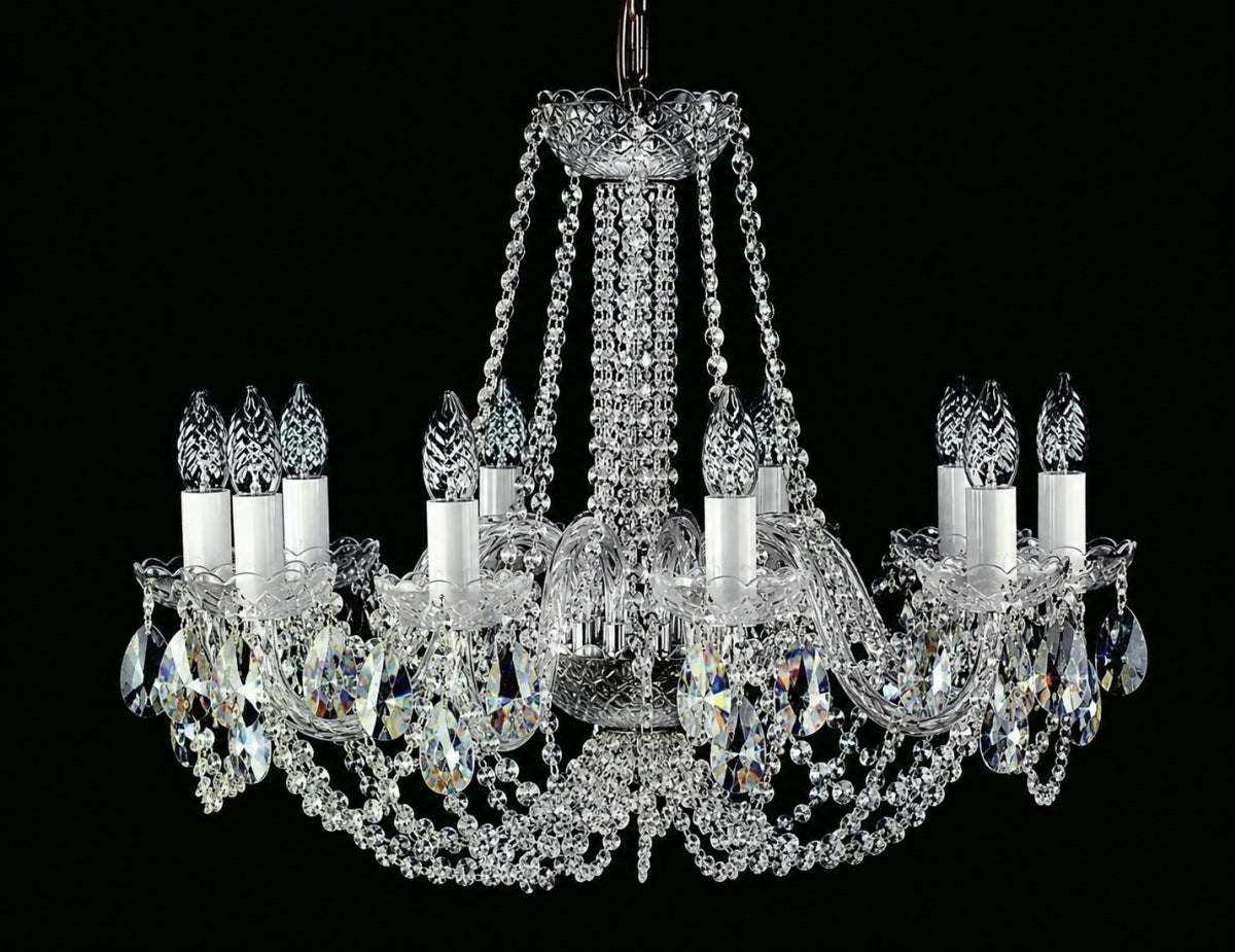 Vue de face du luminaire, colonne centrale de perles et chaînes tombantes.