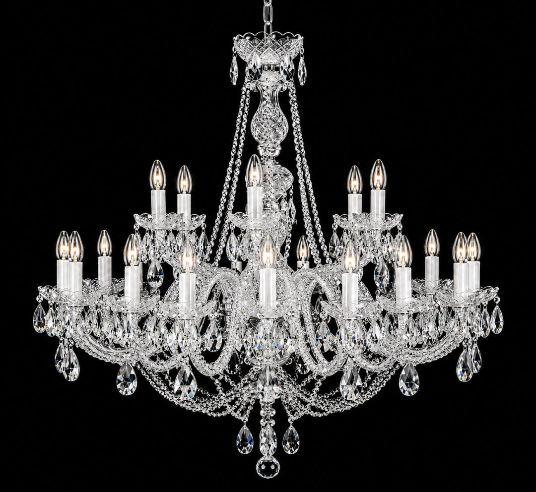 Vue rapprochée du même lustre, chaîne dorée et bras de cristal étagés