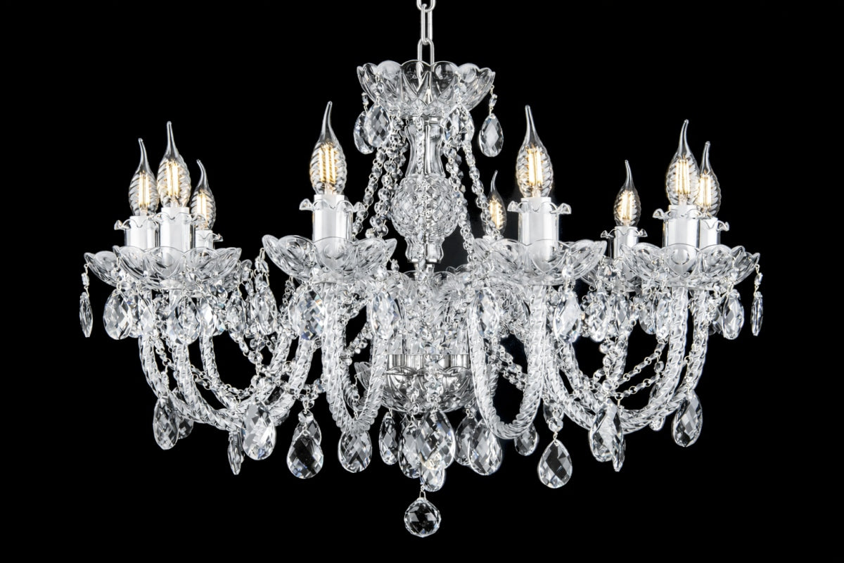 Détail des bras, coupelles ciselées et pendeloques de cristal taillé en goutte