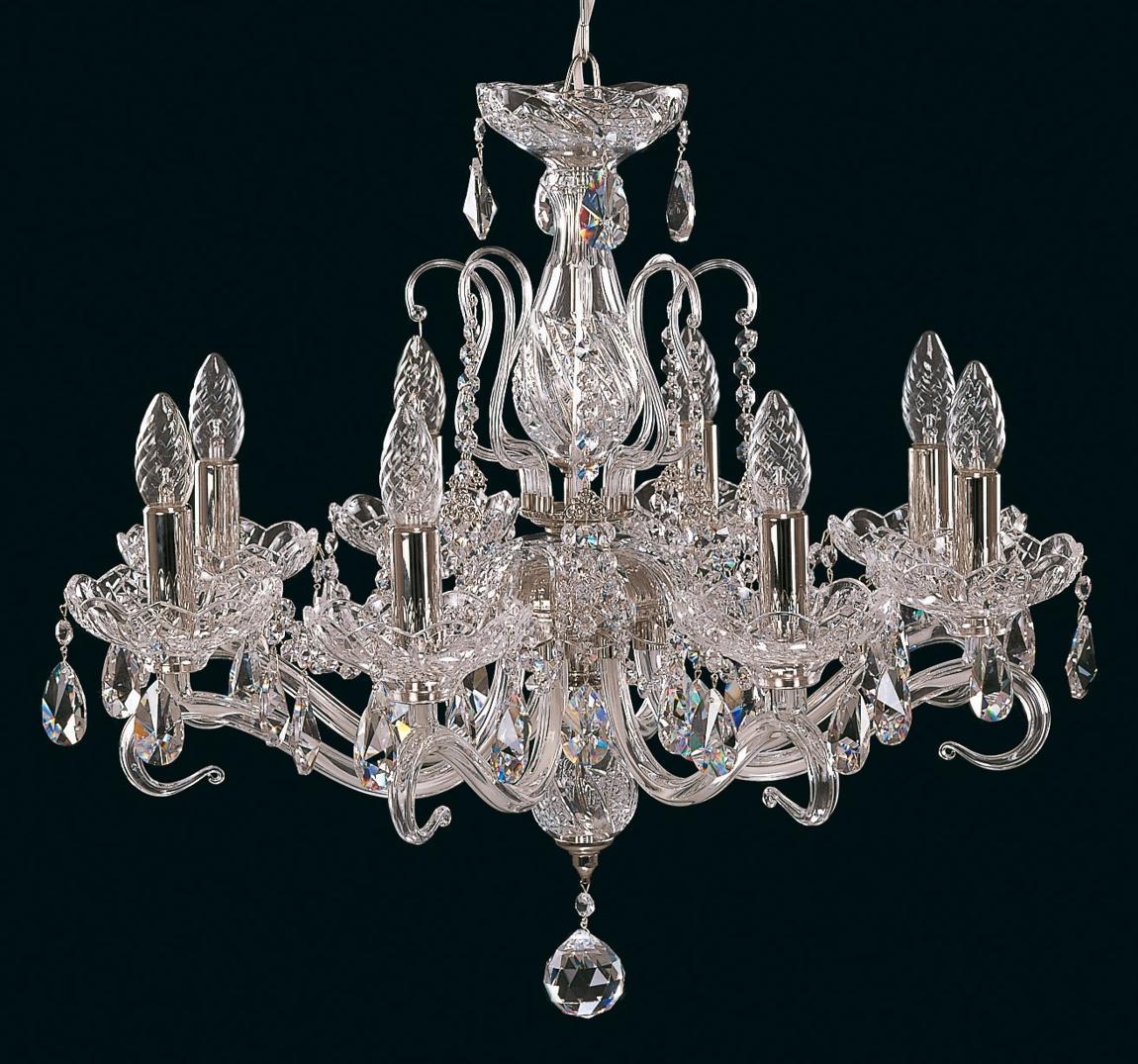 Vue frontale du même lustre en cristal, éclairé, avec ses bobèches et pendeloques