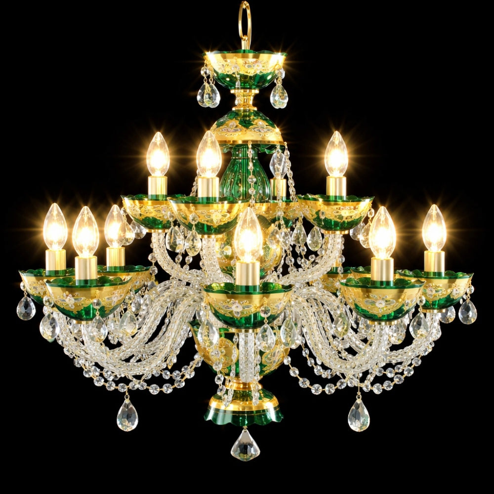 Même lustre allumé, ampoules en flamme, reflets dorés sur le cristal