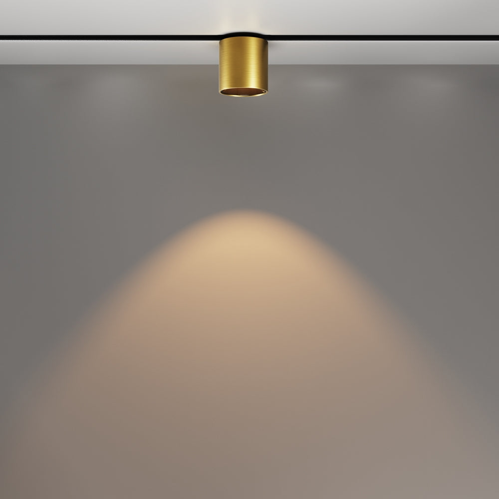 Faisceau lumineux chaud projeté sur un mur gris en ambiance.