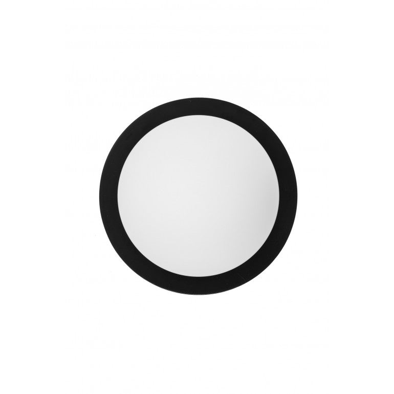Vue de dessous montrant le cercle noir entourant le diffuseur de verre blanc.