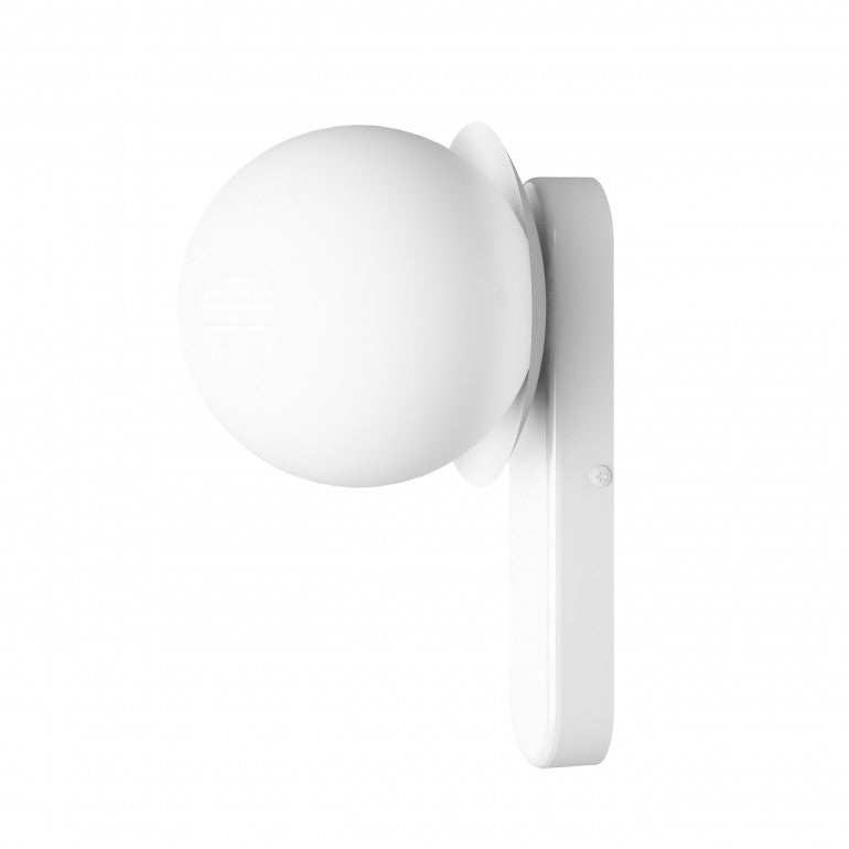 Vue de profil blanc, globe sphérique déporté et platine murale fine.