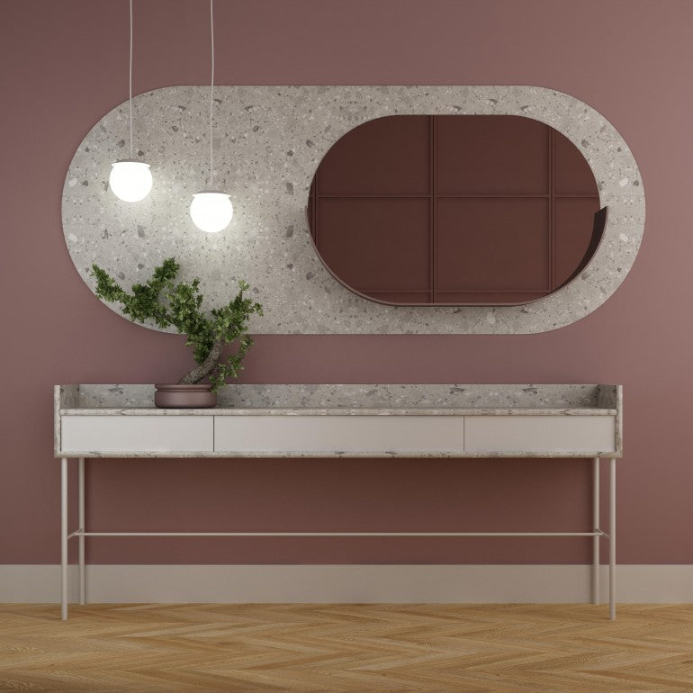 Ambiance intérieure avec deux suspensions blanches allumées devant miroir et meuble