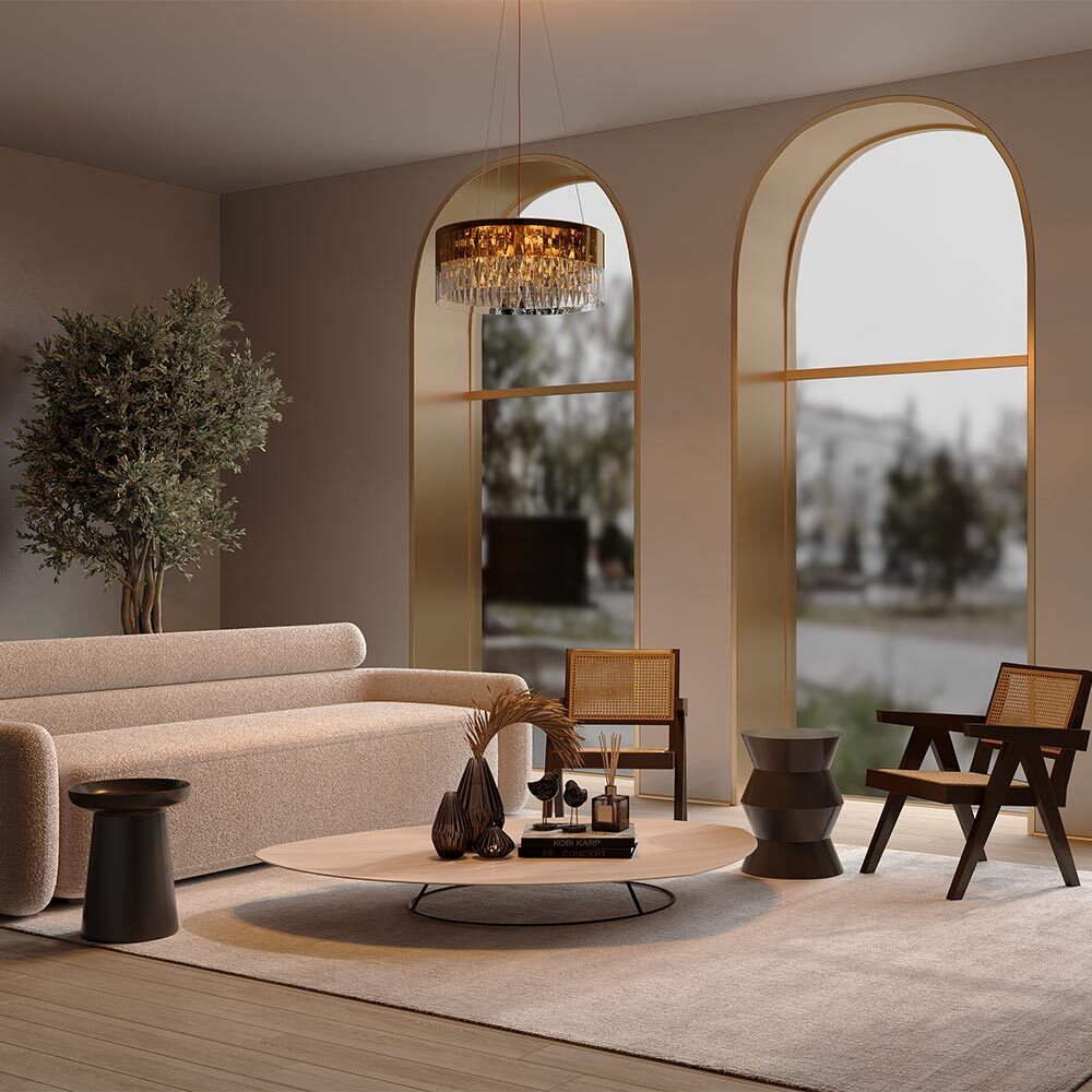Mise en ambiance du luminaire allumé au-dessus d'un salon beige avec grandes fenêtres arquées