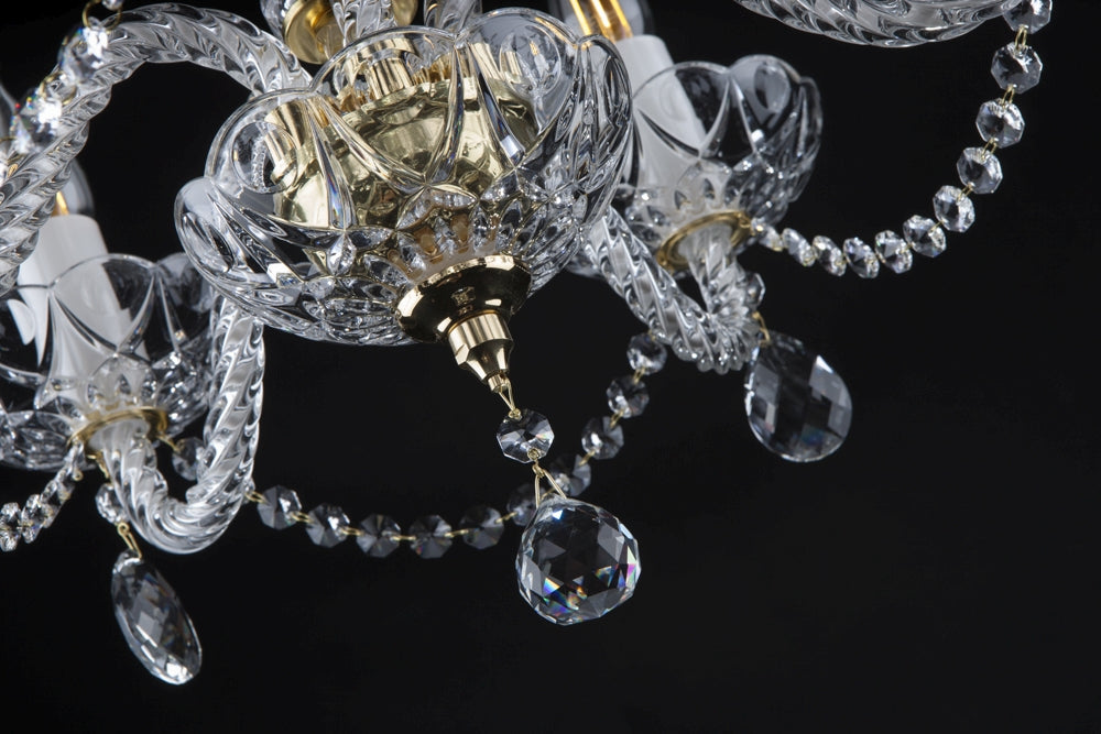 Détail du centre en cristal taillé, chaînettes de perles et pendeloques dorées