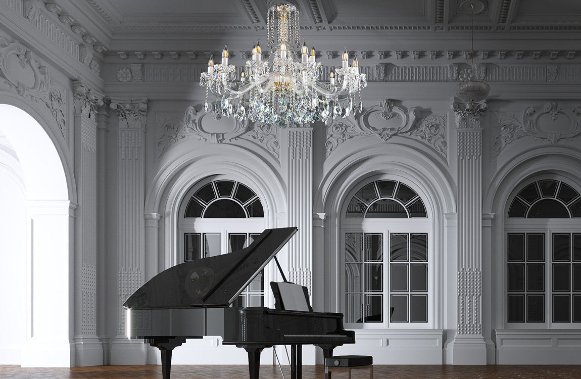 Mise en scène dans une salle de concert blanche avec piano à queue noir