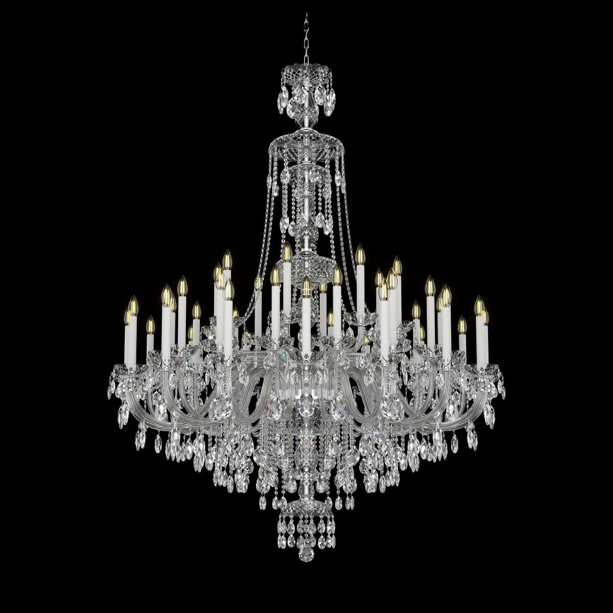 Lustre photographié de face sur fond noir, reflets du cristal mis en valeur