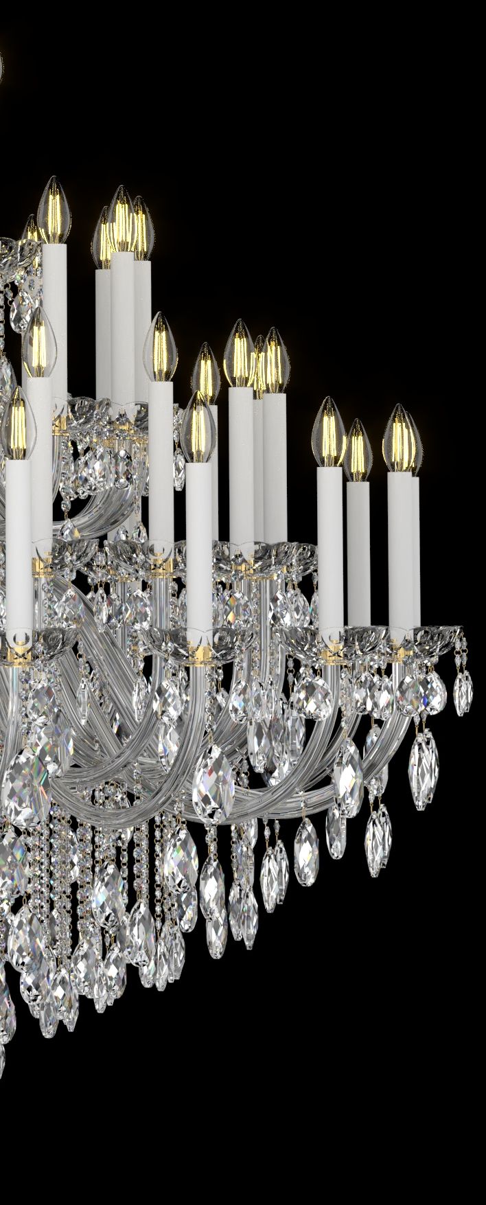 Détail rapproché des bras, bougies blanches et pendeloques en cristal