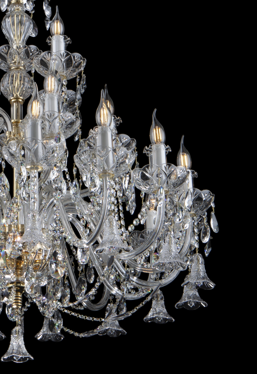 Détail des bras en verre courbés, pendeloques et clochettes de cristal taillé