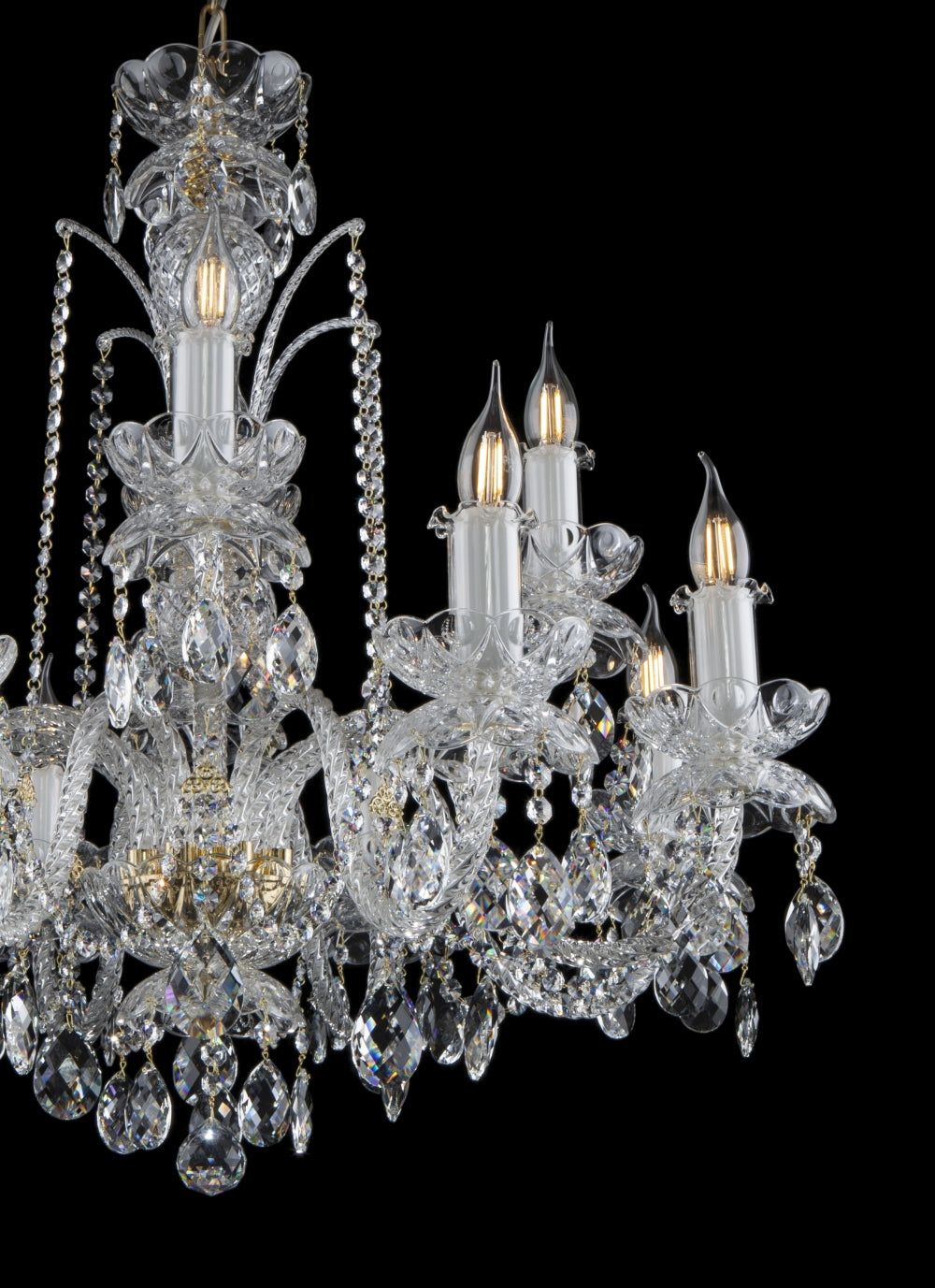 Détail rapproché des bras ciselés, coupelles et pendants de cristal taillé