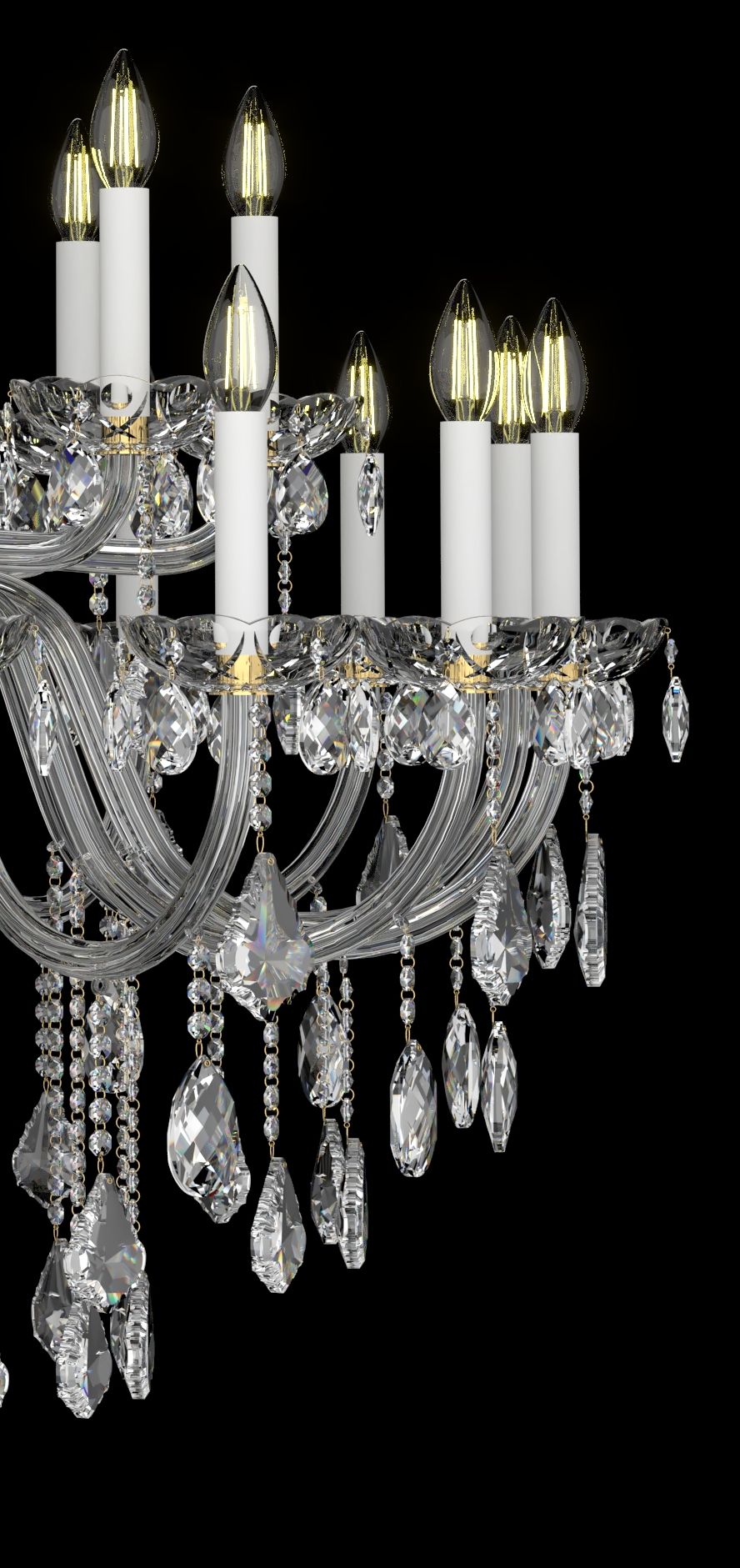 Gros plan sur les bras en verre, bougies blanches et pendeloques de cristal