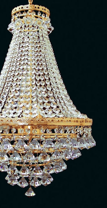 Détail des cristaux taillés en cascade et de la couronne dorée ciselée