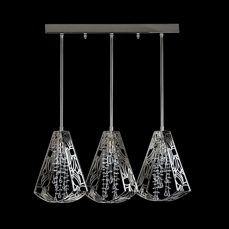 Même luminaire en finition chromée argentée, trois cages coniques et pendants cristallins