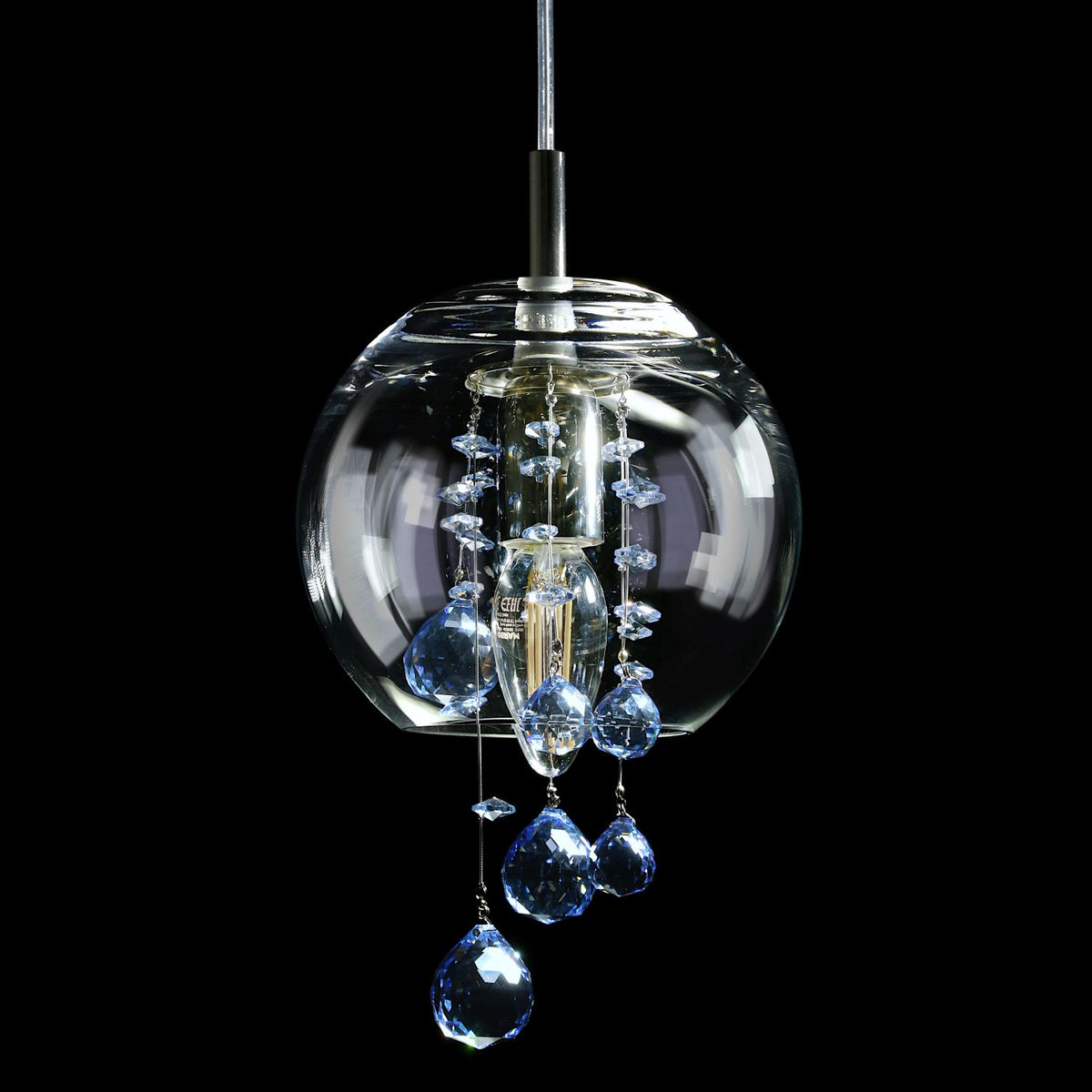 Gros plan sur la boule de verre et ses pampilles bleues facettées.