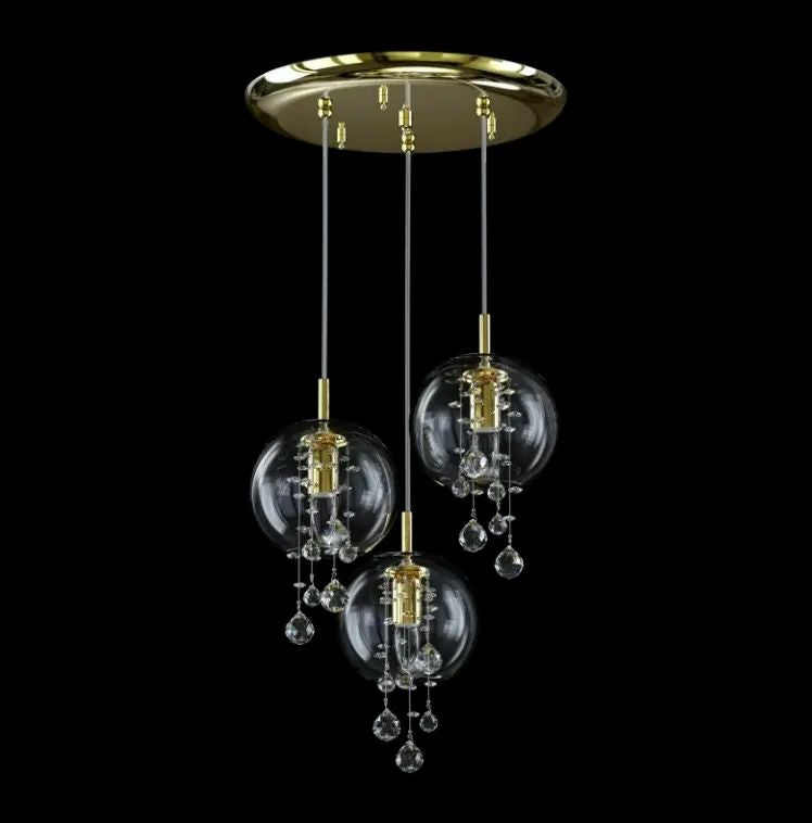 Luminaire plafond trois globes verre et finition dorée, détails cristal à facettes.