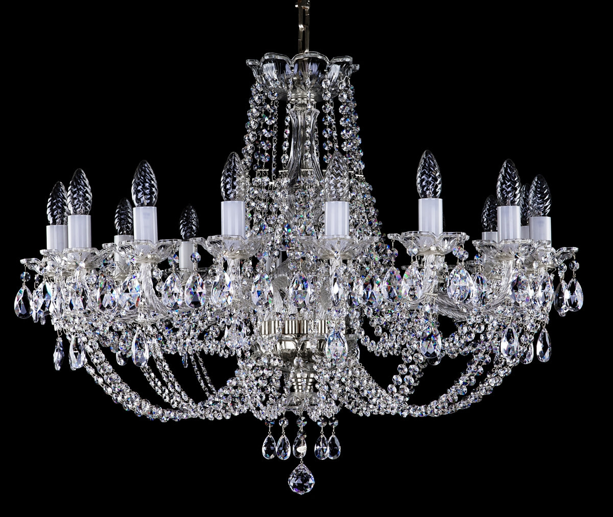 Vue de face rapprochée du lustre, guirlandes de cristal et bobèches festonnées