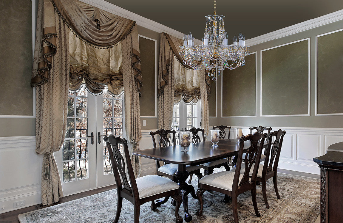 Mise en ambiance dans une salle à manger classique, lustre allumé au-dessus de la table.