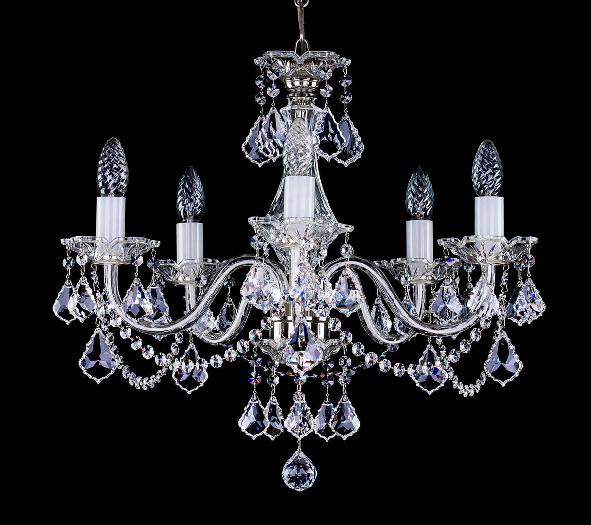 Lustre en cristal fixé par une tige centrale métallique, vue de face.