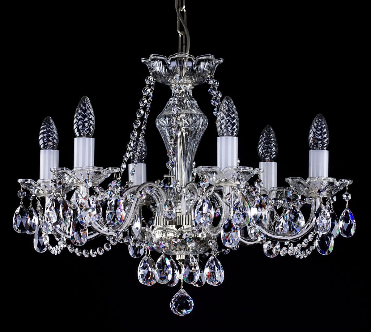 Vue rapprochée du lustre montrant les bras, coupelles et pendentifs en cristal taillé