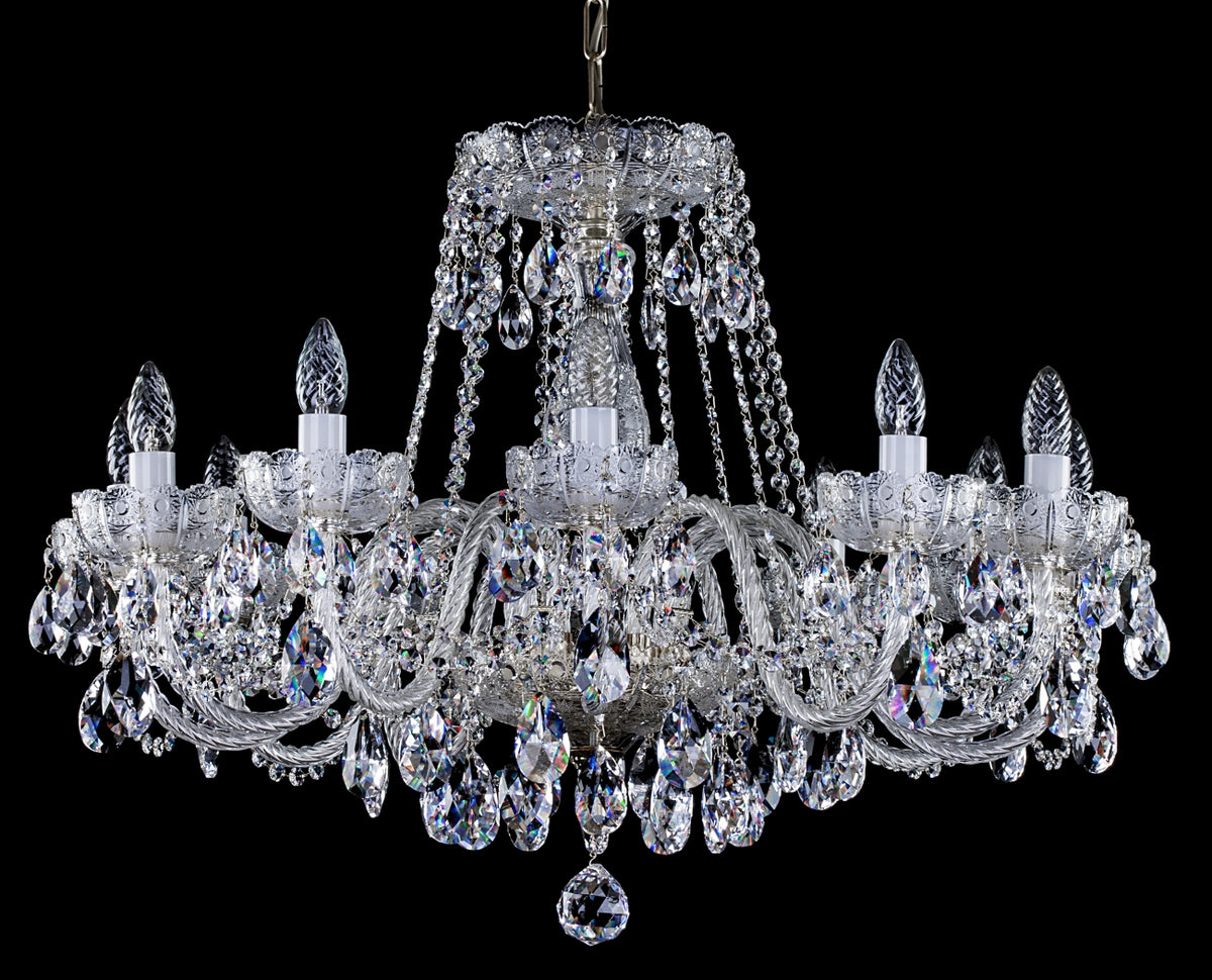 Vue rapprochée du lustre entier, guirlandes de cristal et bougies factices alignées