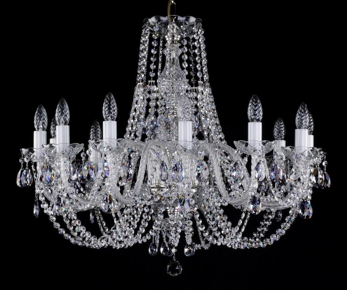 Lustre de face en plein cadre, chaînes de cristal et bras de verre détaillés
