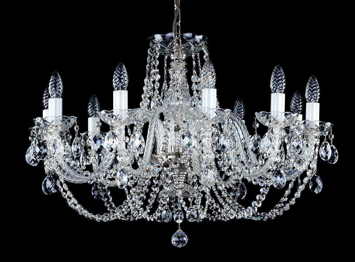 Vue frontale du lustre, chaînes de cristal et douilles blanches alignées