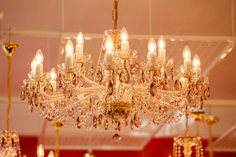 Lustre allumé dans un showroom, ampoules visibles et reflets chauds