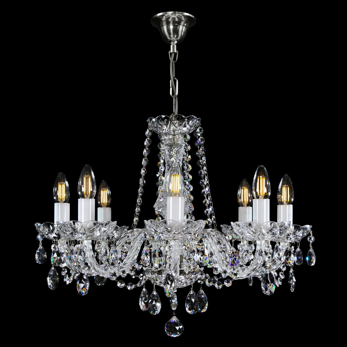 Détail de la fixation au plafond chromée, chaîne et coupelle, lustre de face