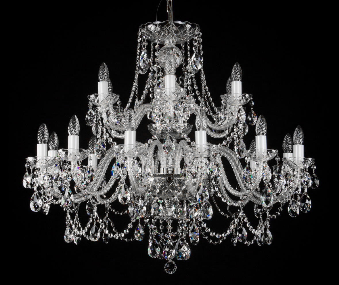 Vue frontale du lustre cristal avec ses chaînes de perles et gouttes taillées