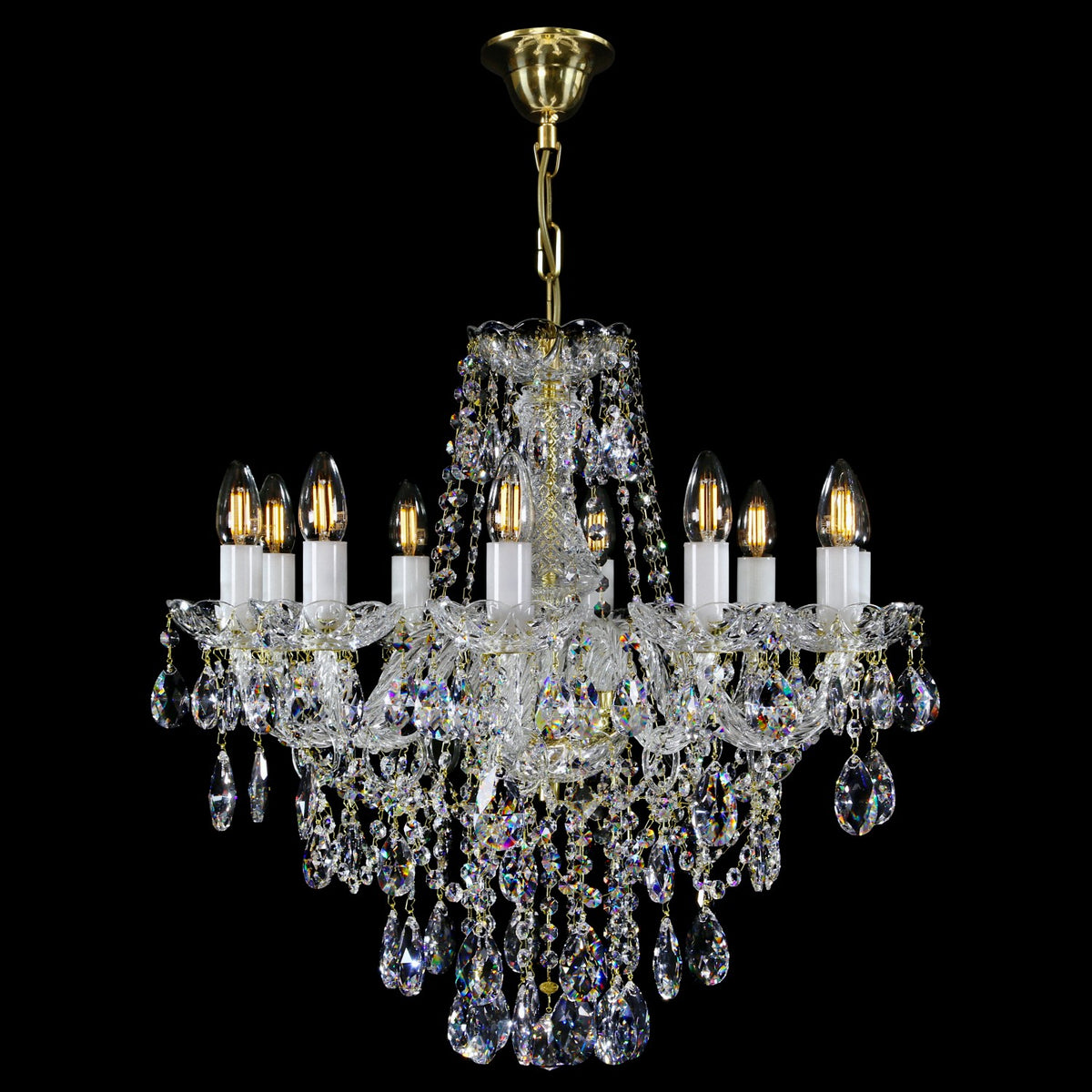 Plan serré sur la finition dorée du lustre en cristal et ses pampilles taillées brillantes