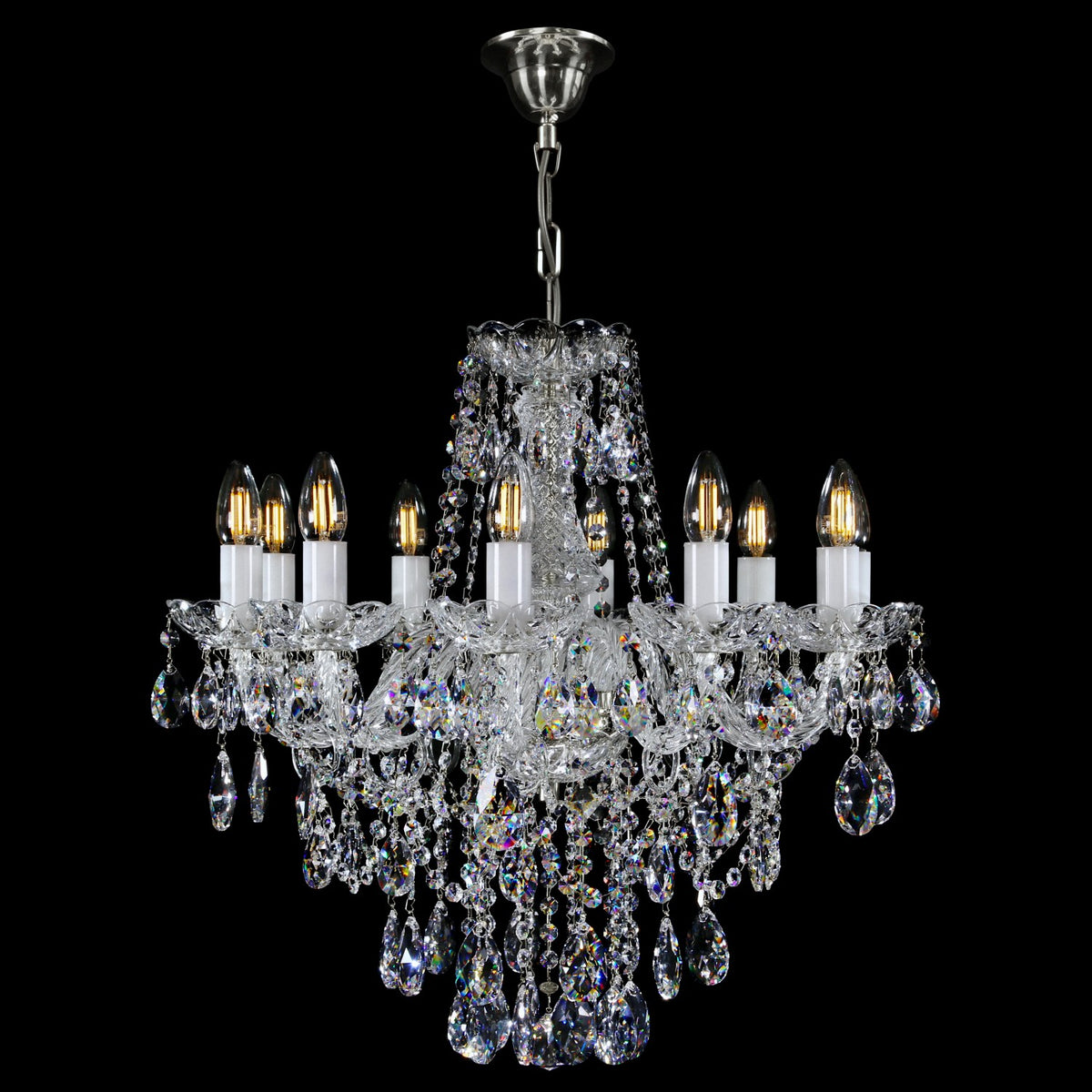 Détail du raccord au plafond avec chaîne métallique et coupole de fixation du lustre