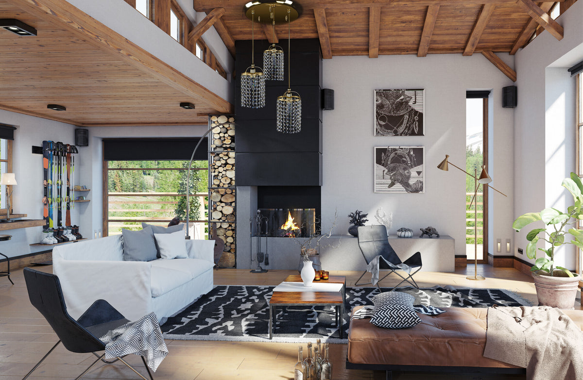 Mise en ambiance du luminaire allumé dans un salon chalet avec cheminée et poutres.