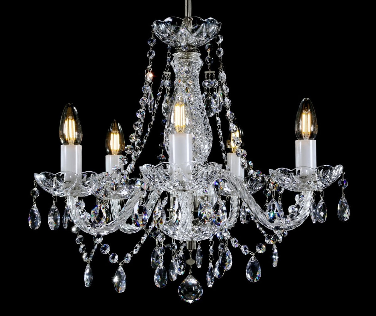 Vue de face du lustre, gouttes de cristal et bras courbes en verre transparent