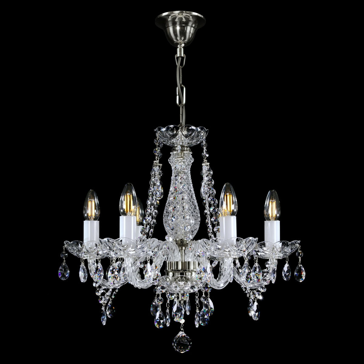 Lustre complet vu de trois quarts avec chaîne et fixation au plafond chromées.