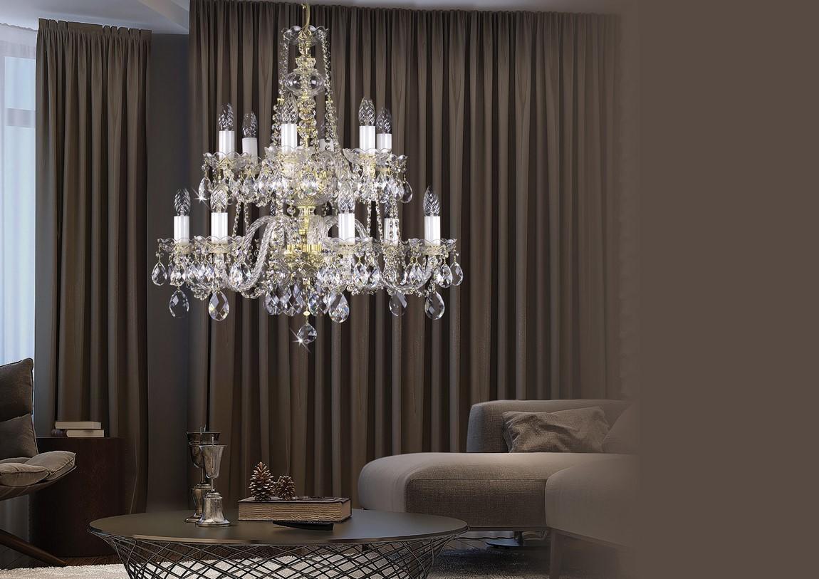 Mise en ambiance du lustre suspendu dans un salon devant de longs rideaux bruns