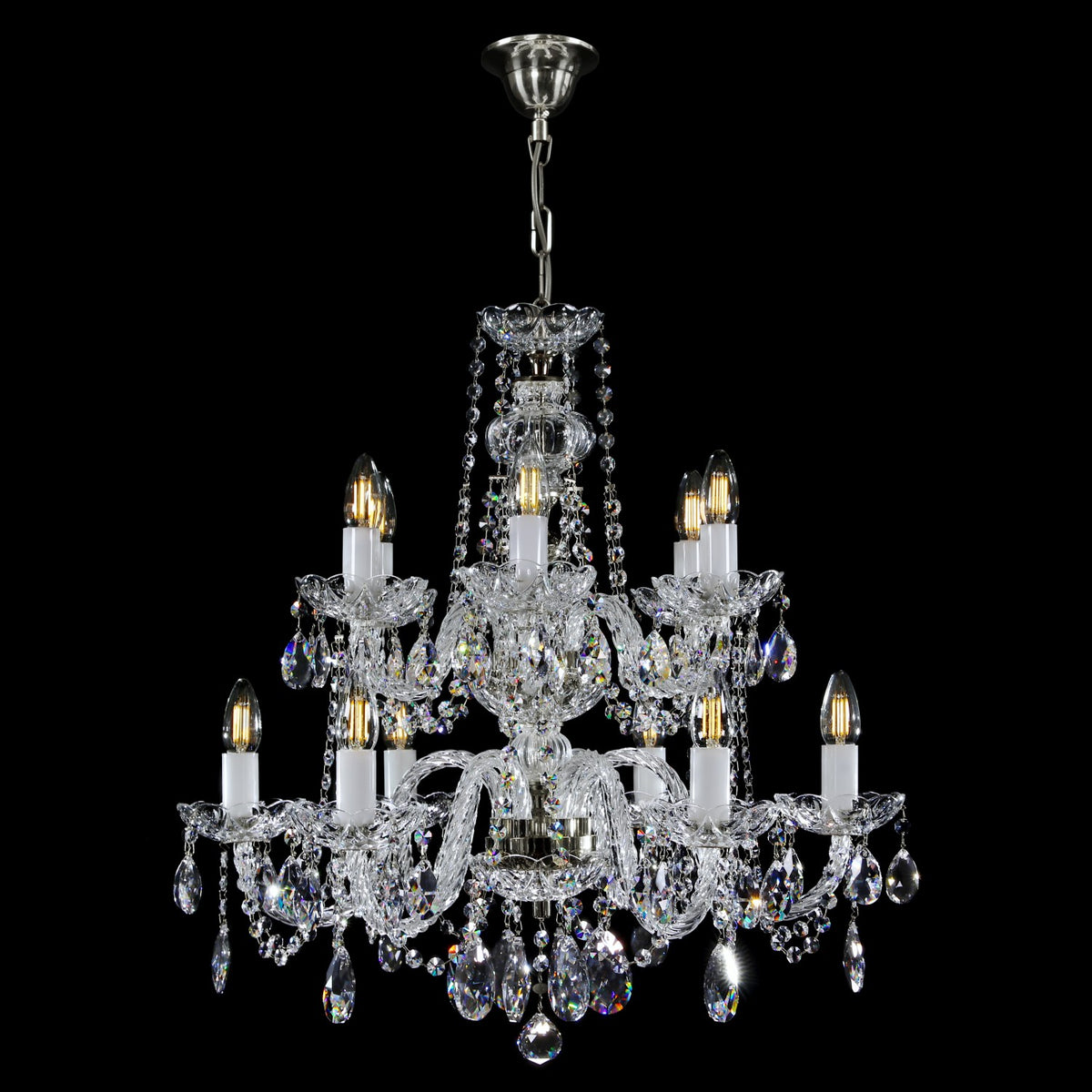Finition chromée du lustre avec chaîne et coupole de fixation plafond visibles