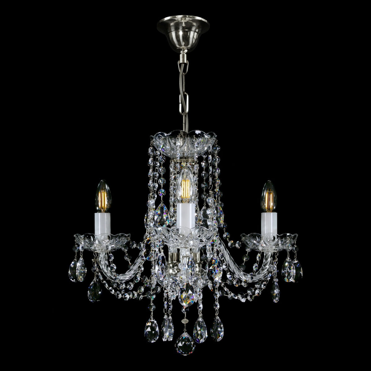 Lustre vu de face avec fixation plafond argentée et chaîne de suspension visible