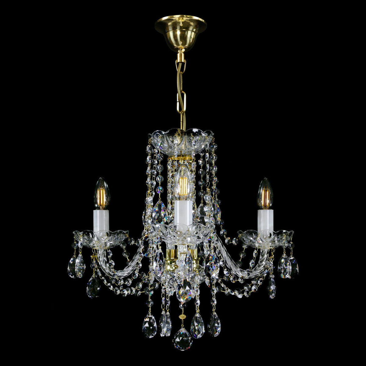 Lustre vu de face avec finition dorée, support plafond et maillons de chaîne apparents