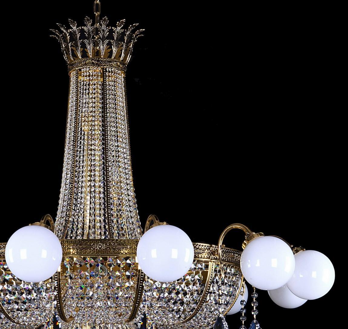 Détail de la couronne supérieure dorée et de la collerette ciselée